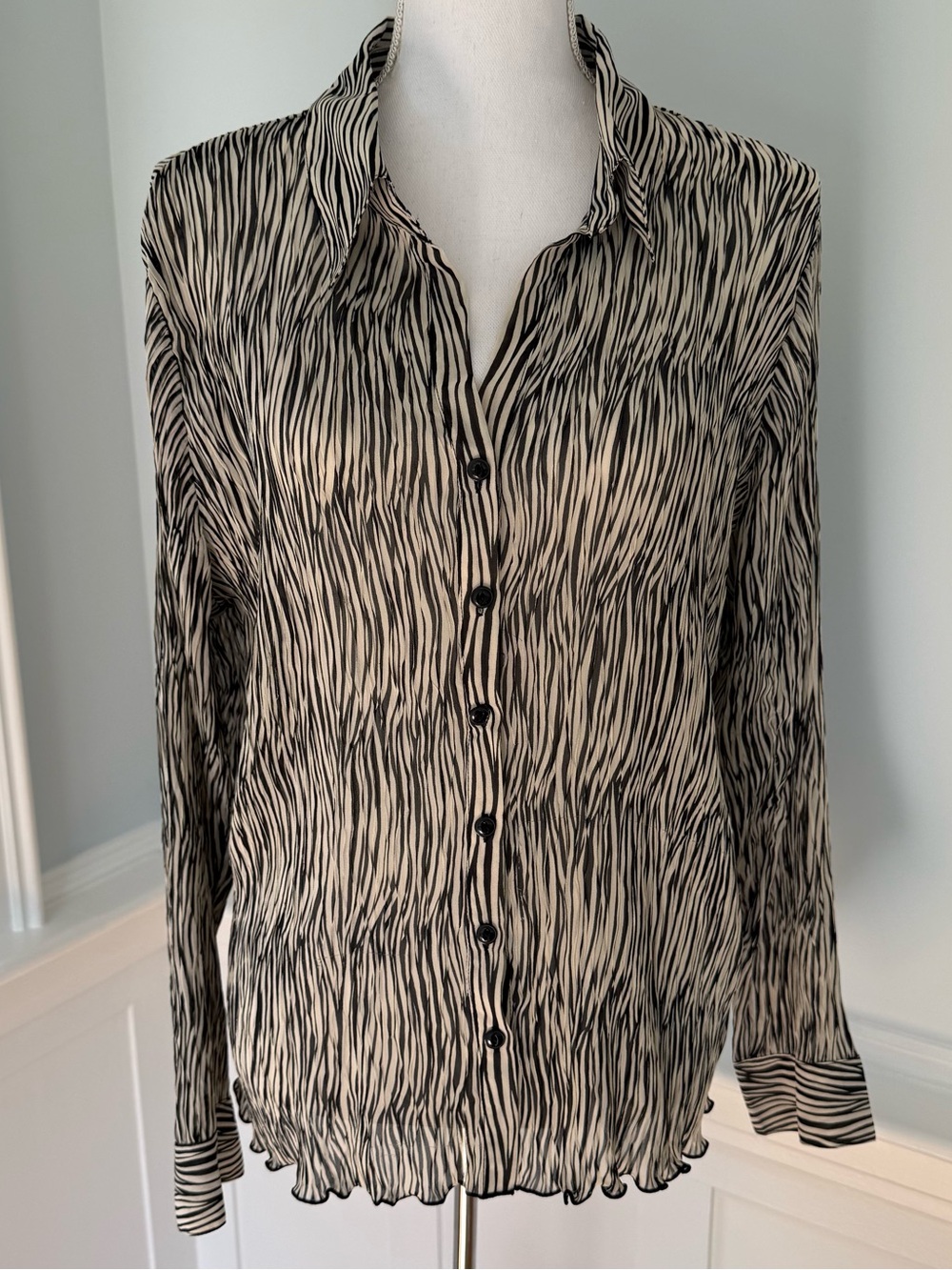 Y2K Women's Black and Cream Button-Front Long-Sleeve Blouse